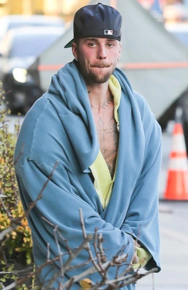 Justin Bieber, phá sản, bán bản quyền ca khúc, phim tài liệu TMZ, Ramsay Hunt, Justin Bieber sức khỏe, khủng hoảng tâm lý