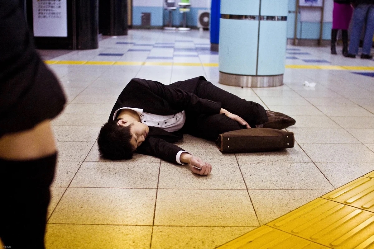 Làm việc quá sức, văn hóa công sở Nhật Bản, karoshi, nhân viên văn phòng Nhật, công ty đen, thời gian làm việc dài, áp lực công việc Nhật Bản