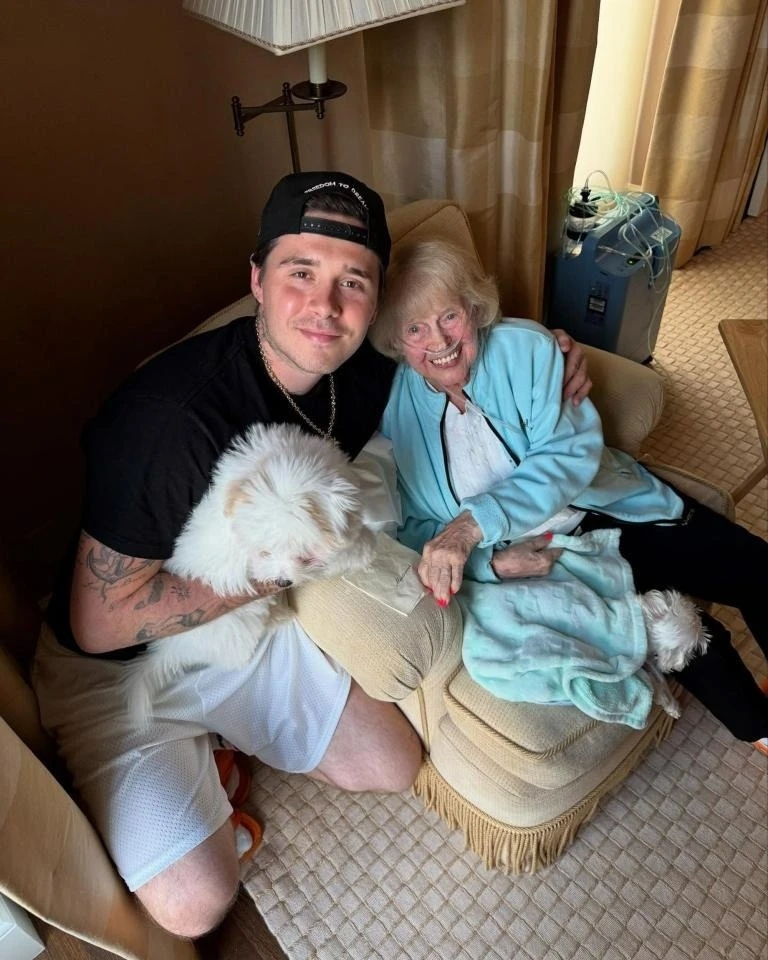 Brooklyn Beckham, gia đình Beckham, rạn nứt tình cảm, tưởng niệm bà vợ, mâu thuẫn gia đình