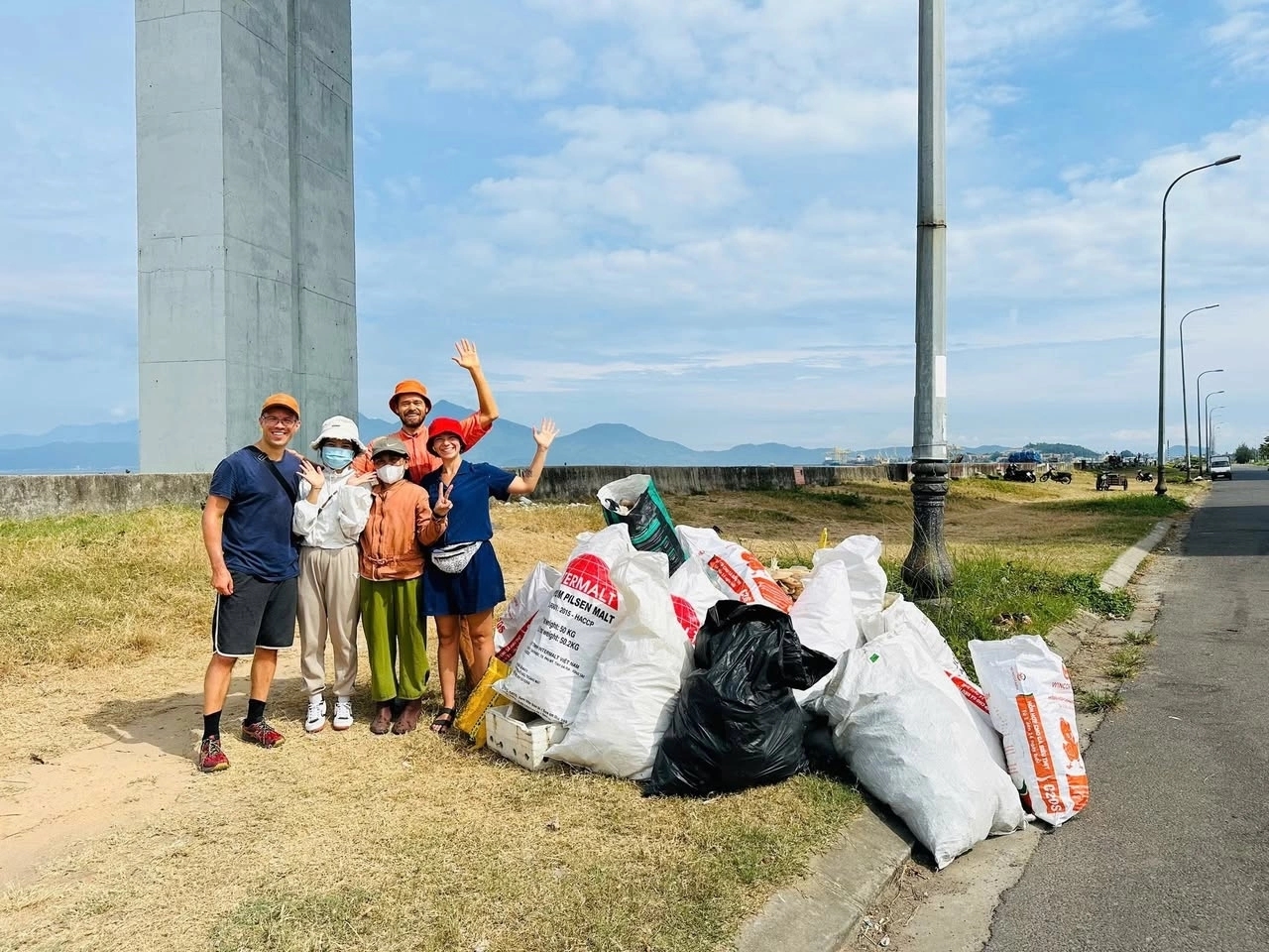 Sasha Shakhov Đà Nẵng, người Nga nhặt rác ở Việt Nam, cộng đồng bảo vệ môi trường, No Trash in Da Nang, phong trào nhặt rác Đà Nẵng