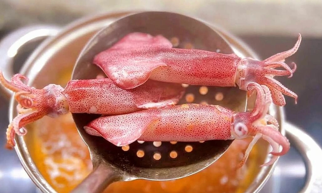 Mực cuốn rau muống, Mukbang mực