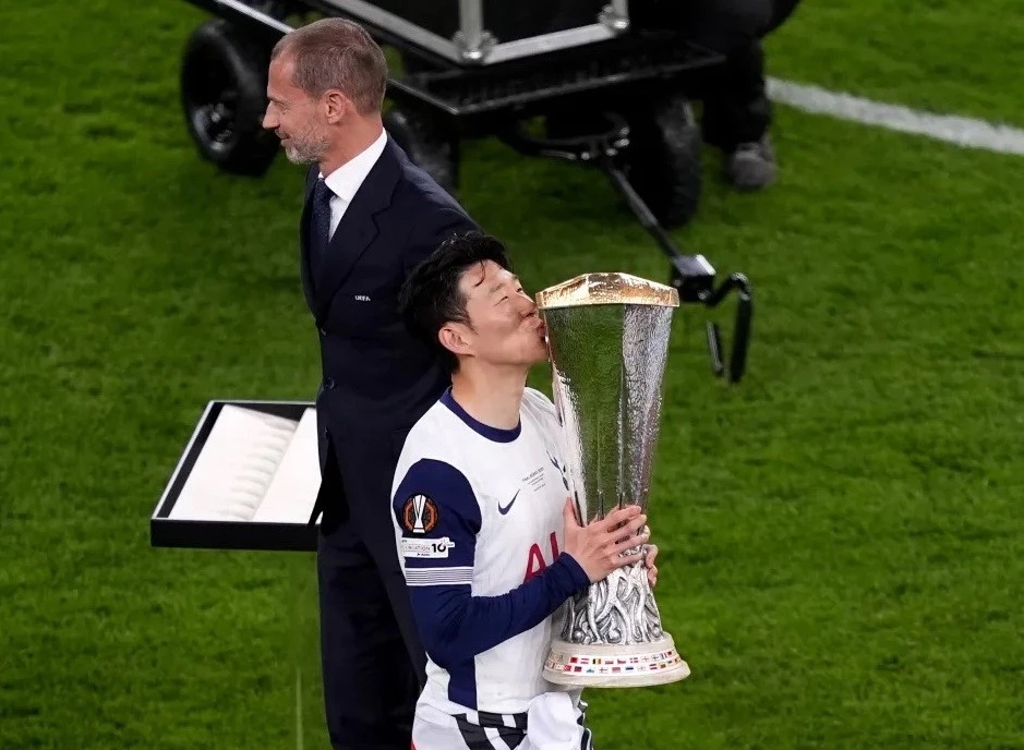 Son Heung-min nâng cúp nhưng không có huy chương: Sự cố lạ lùng tại Europa League
