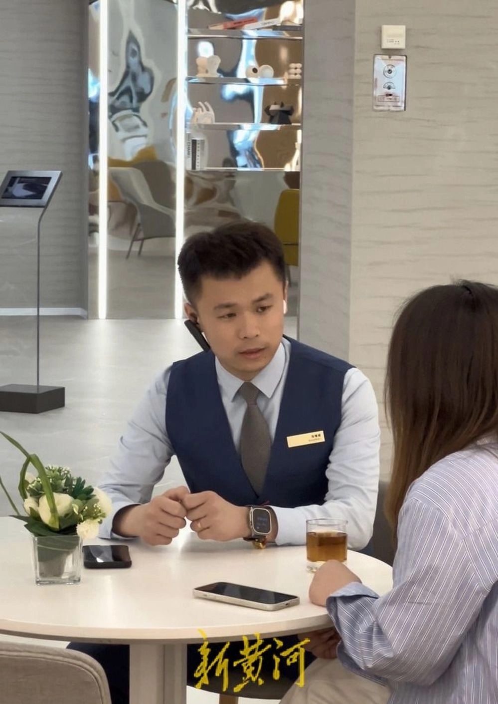 Zhang Zengwei, 35 tuổi, gây ấn tượng khi bán gần 300 xe BMW trong một năm