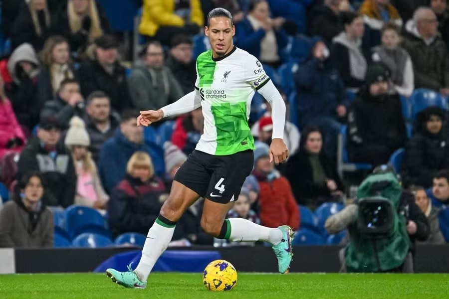 Van Dijk, Liverpool, tai nạn diễu hành, Joe Gomez, Curtis Jones, Premier League