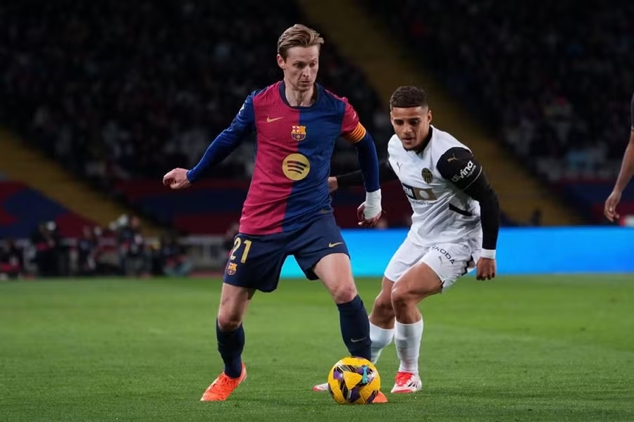 Frenkie de Jong, Barcelona, hợp đồng mới, phong độ, chấn thương, cú ăn ba