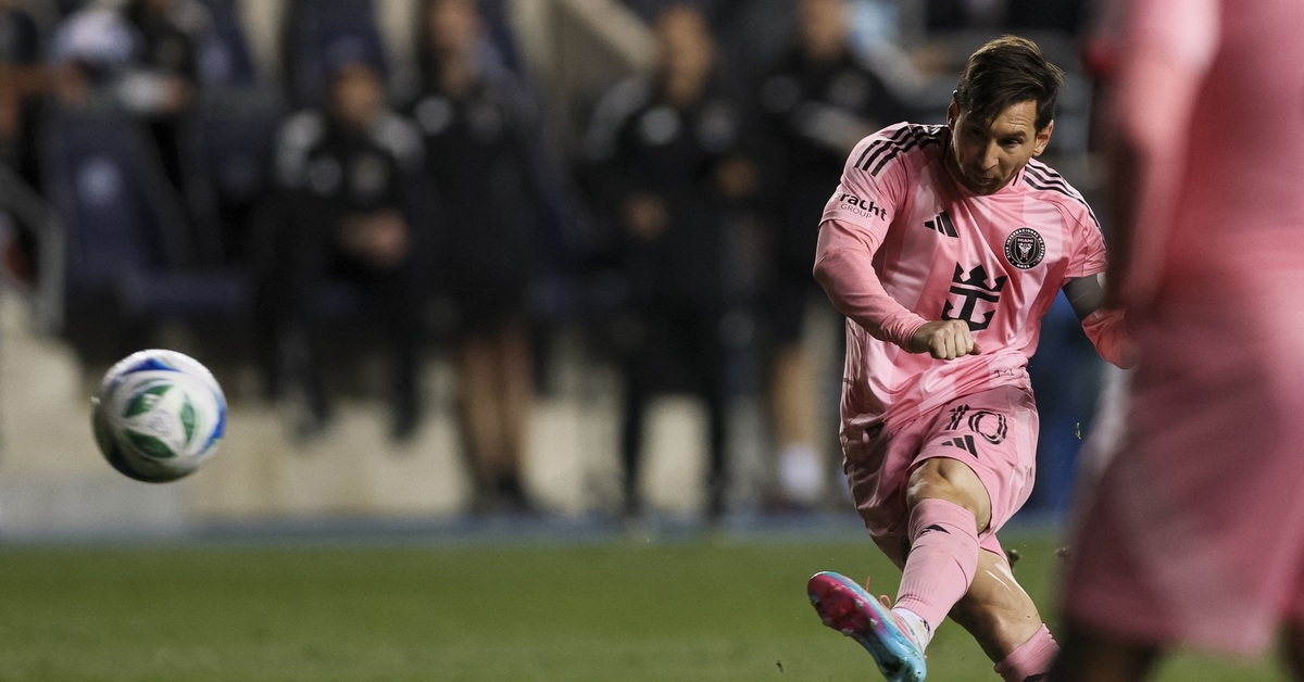 Messi, Inter Miami, Al Ahly, FIFA Club World Cup, Messi đá phạt, Ustari, El Shenawy