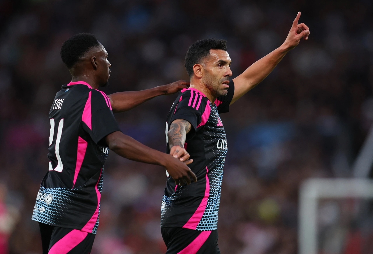 Tevez ghi 4 bàn trong ngày trở lại Old Trafford, khán giả vẫn quay lưng