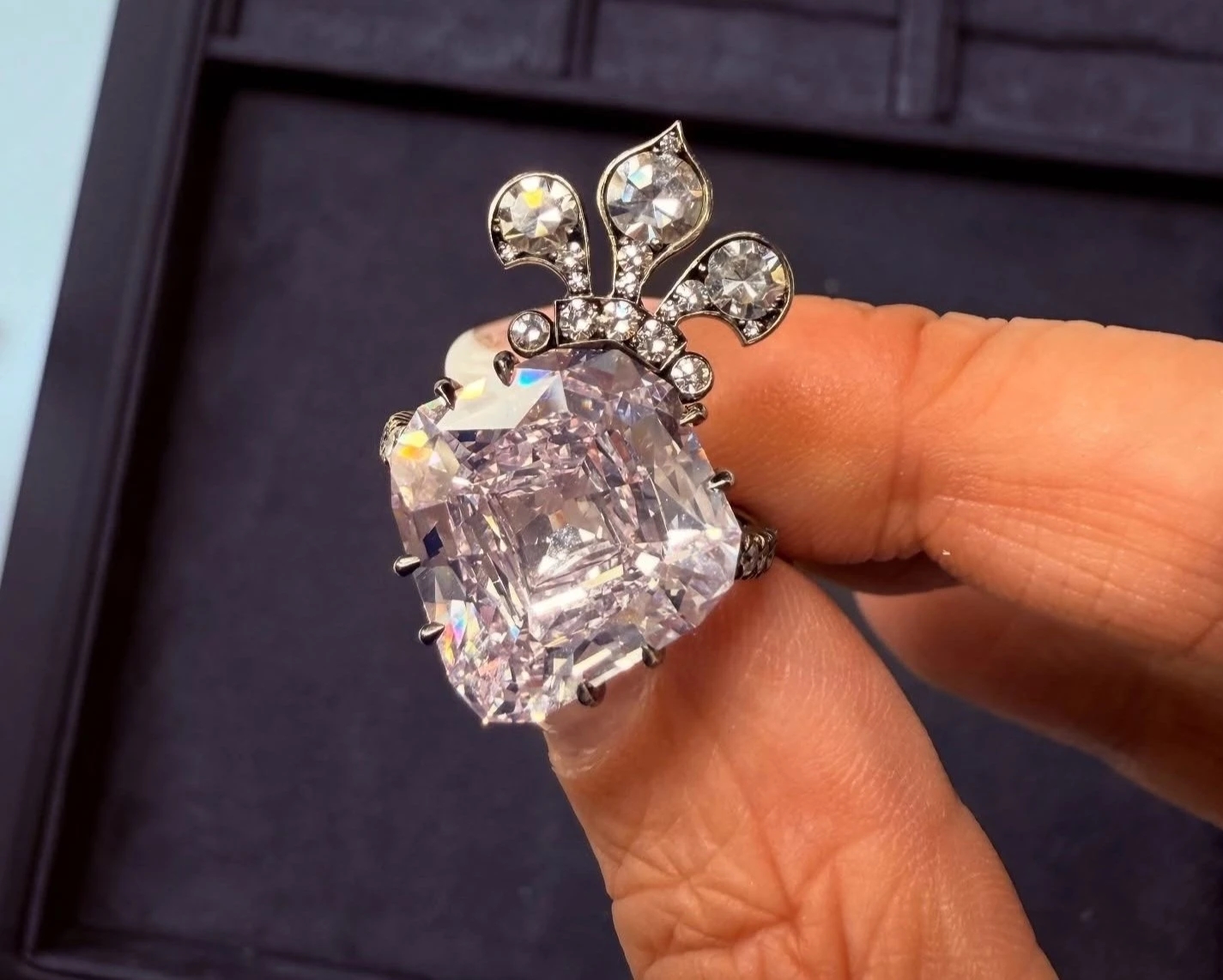 Kim cương tím hồng, Marie Antoinette, Christie's, đấu giá trang sức, Magnificent Jewels