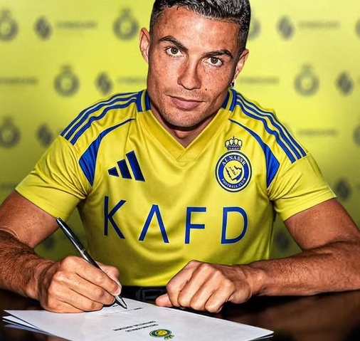 Ronaldo gia hạn Al Nassr, hợp đồng Ronaldo, lương Ronaldo, Ronaldo Casemiro