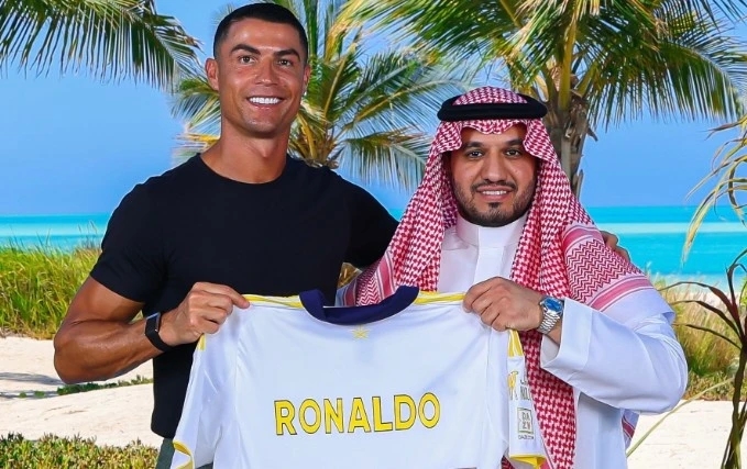 Ronaldo, Al Nassr, hợp đồng kỷ lục, Saudi Arabia, bóng đá thế giới