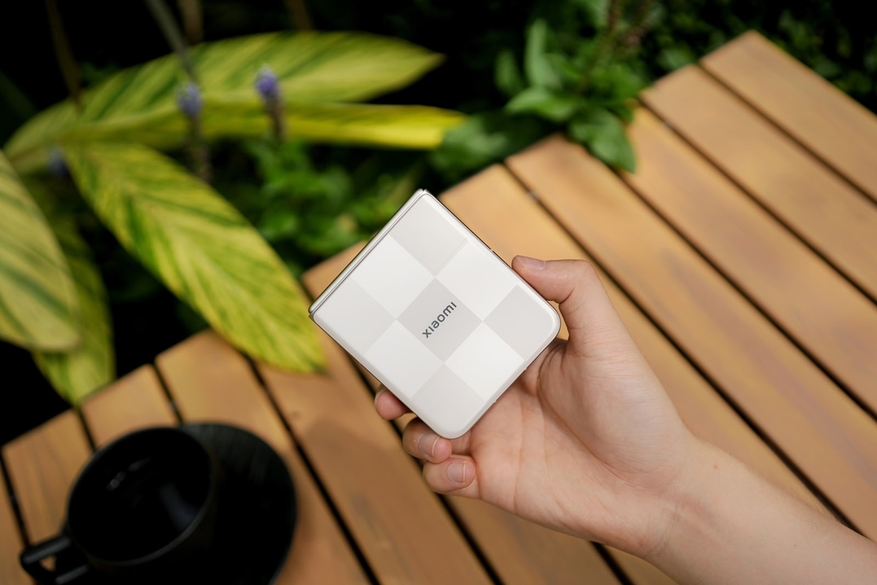 Xiaomi Mix Flip 2, ảnh thực tế Xiaomi Mix Flip 2, điện thoại gập, Xiaomi, điện thoại Android