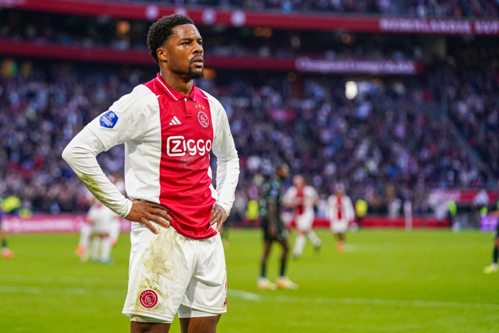 Ajax Amsterdam, Ajax loại 7 cầu thủ, cải tổ đội hình Ajax, Sven Mislintat, John Heitinga, chuyển nhượng Ajax