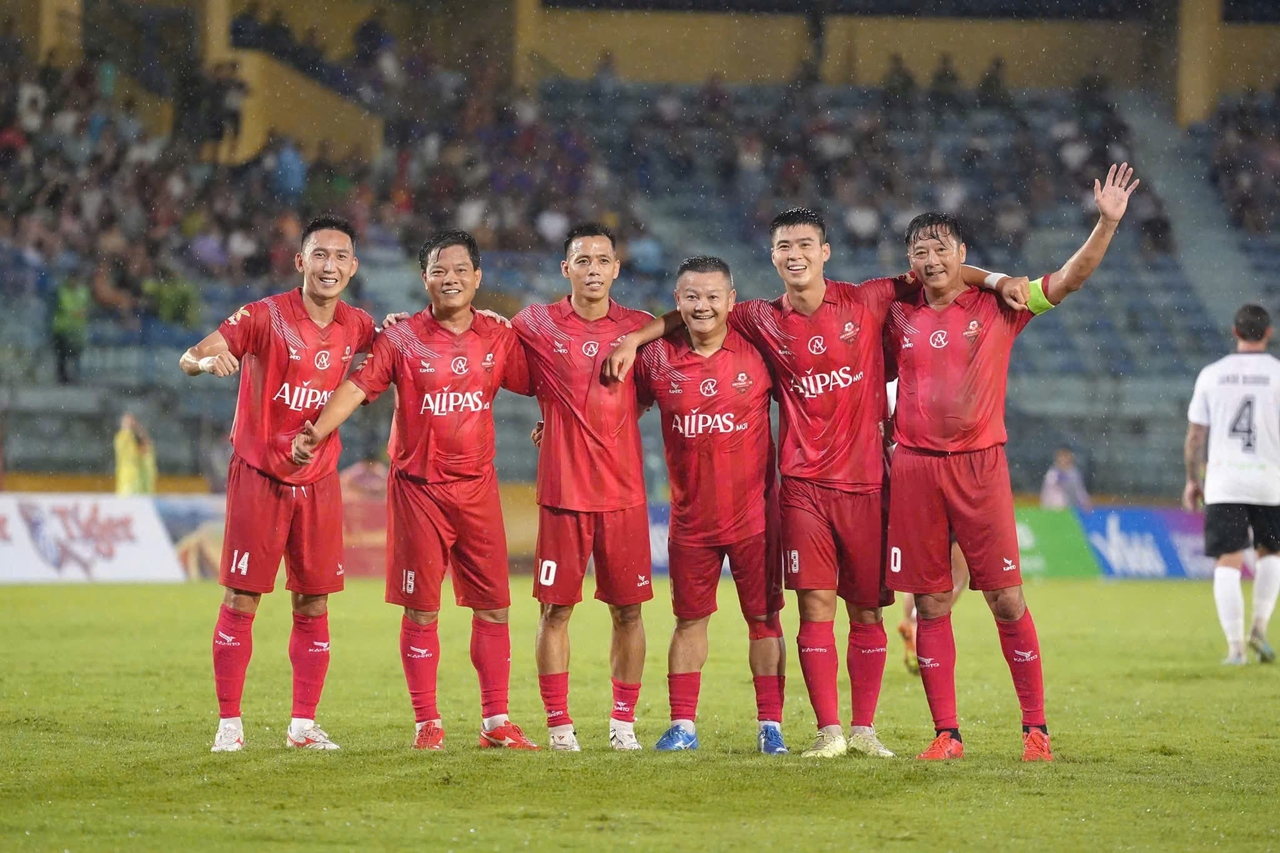 Văn Quyết, Văn Quyến, Huyền thoại MU, MU All-Stars, Ngôi sao Việt Nam, bóng đá Việt Nam