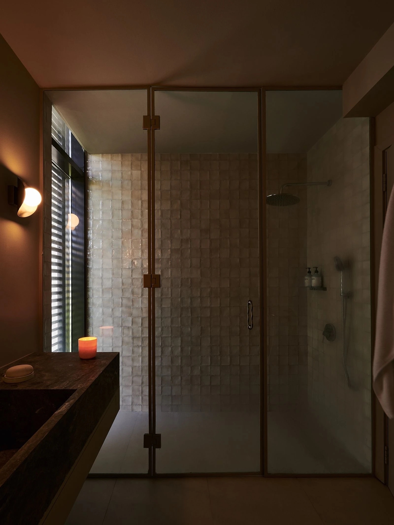 Mohanad AlHattab, biệt thự Dubai, thiết kế nội thất, nghệ sĩ hài, Alamira Noor Bani Hashim