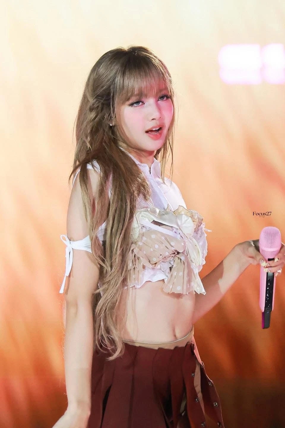 Lisa, BlackPink, Deadline World Tour, búp bê sống, concert Kpop