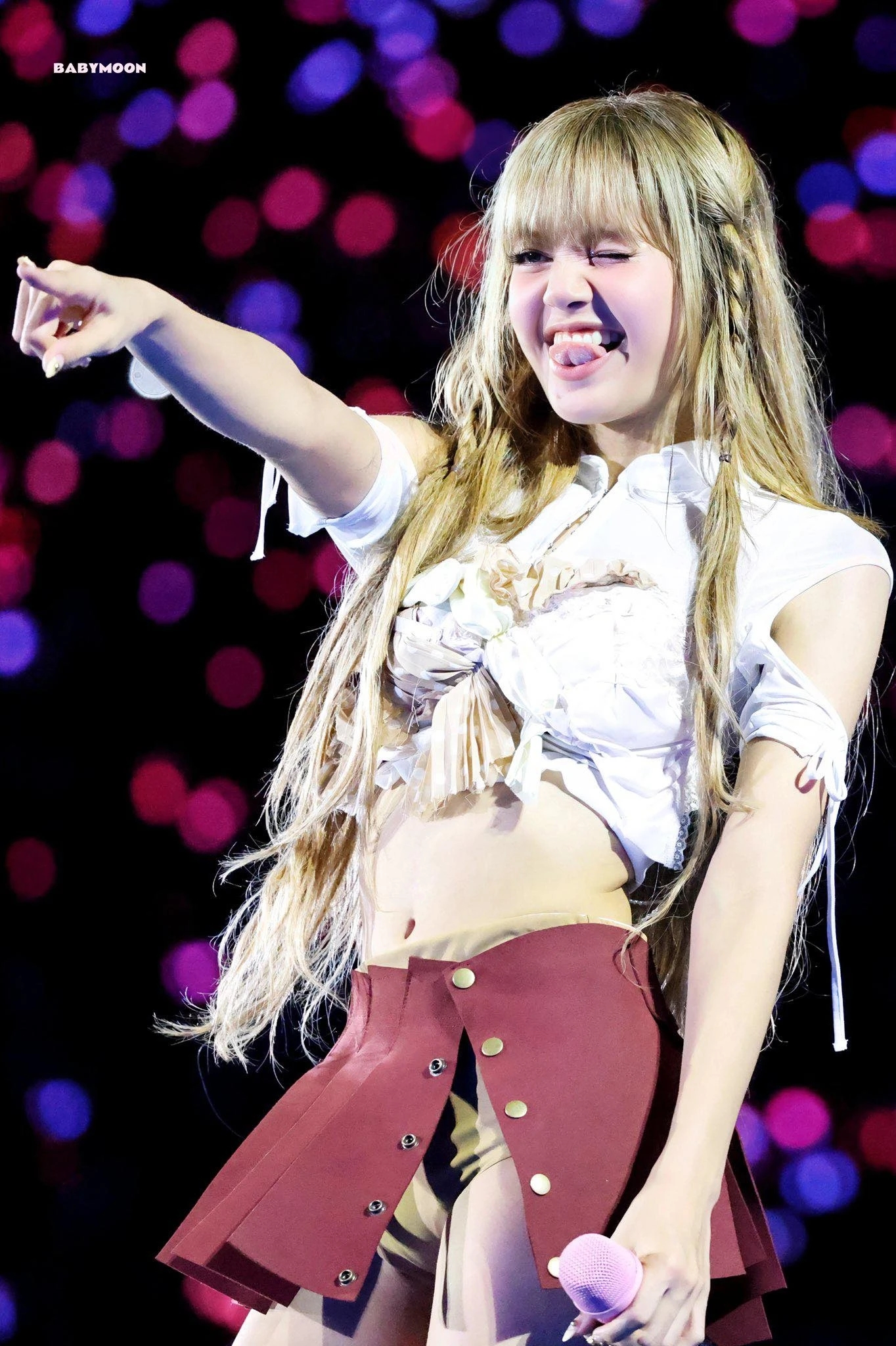 Lisa, BlackPink, Deadline World Tour, búp bê sống, concert Kpop