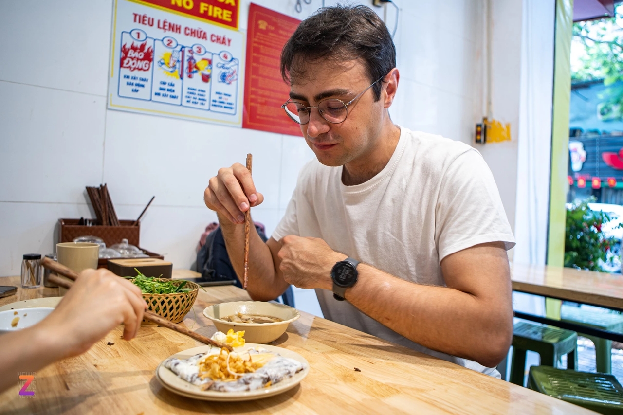 Bánh cuốn phô mai, Hà Nội, ẩm thực Hà Nội, món ăn lạ, bánh cuốn chấm nước mắm