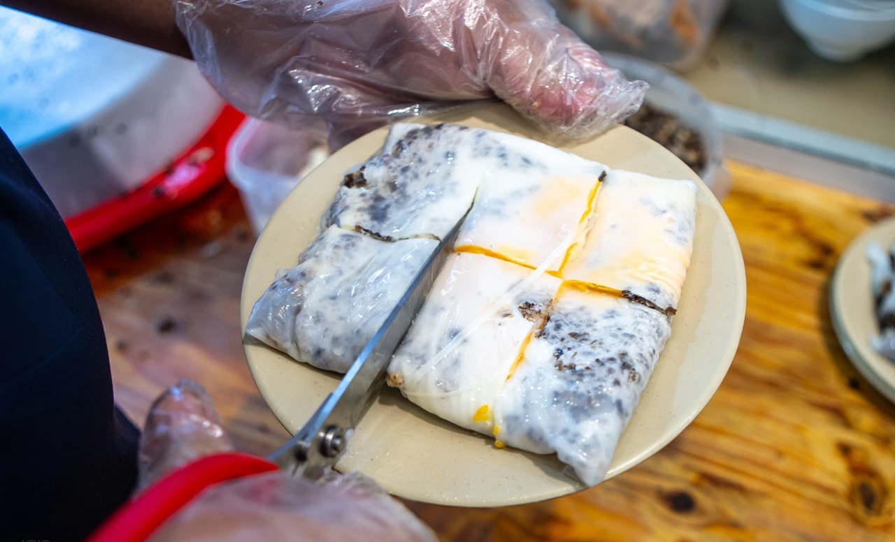 Bánh cuốn phô mai, Hà Nội, ẩm thực Hà Nội, món ăn lạ, bánh cuốn chấm nước mắm