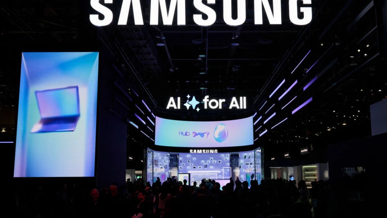 Samsung tính làm bông tai, vòng cổ thông minh