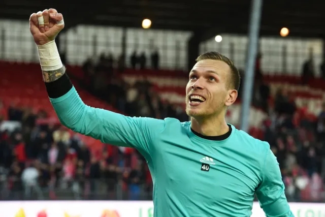 Aston Villa, Marco Bizot, Brest, chuyển nhượng, thủ môn