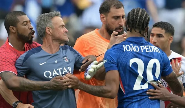 Luis Enrique vung tay tát Joao Pedro sau khi thua Chelsea