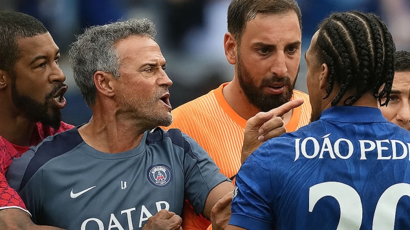 HLV Luis Enrique phân trần sau va chạm với Joao Pedro: Tôi chỉ muốn ngăn hỗn loạn