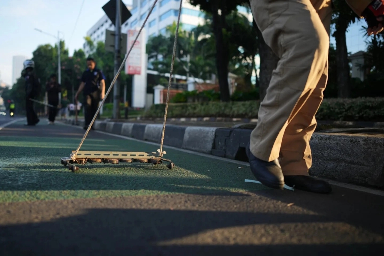 hiệp sĩ Saber, Jakarta, bẫy đinh, đinh tặc Indonesia, an toàn giao thông, tình nguyện viên Jakarta