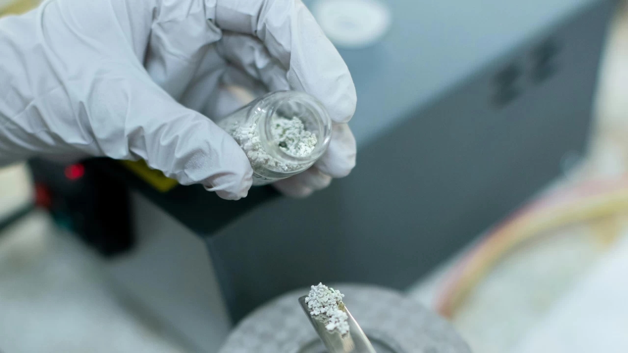 Pin hạt nhân, pin perovskite, betavoltaic cell, carbon-14, pin không cần sạc