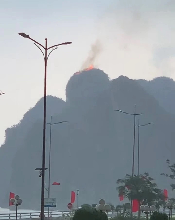 Sét đánh Hạ Long, cháy núi Quảng Ninh, vịnh Hạ Long, thời tiết Quảng Ninh, dông sét miền Bắc