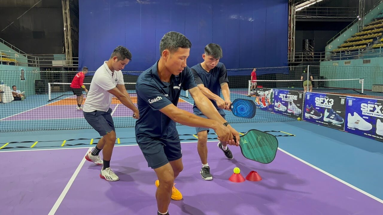 Sân pickleball trong nhà, chơi pickleball mùa mưa