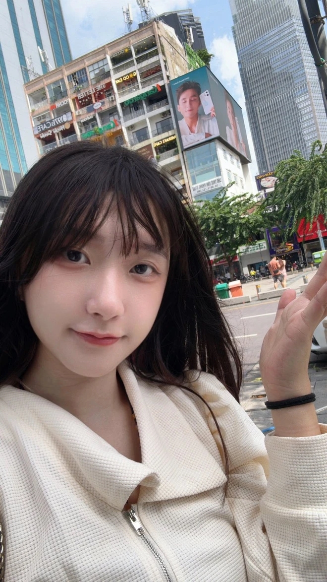 Cosplayer Singapore, giống Sơn Tùng M-TP, Roroki Meow, du lịch TP.HCM, phố đi bộ Nguyễn Huệ, cosplay tại Việt Nam