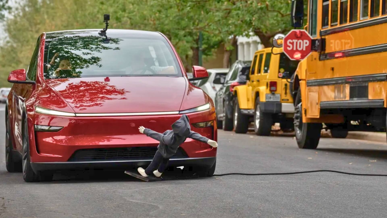 Tesla Robotaxi, xe tự lái Tesla, tai nạn Robotaxi, Full Self-Driving, hình nộm trẻ em