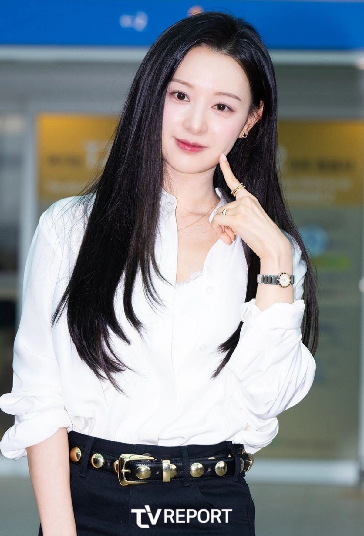 Kim Ji Won, gu thời trang, phong cách sân bay, sao Hàn mặc đẹp, sơ mi trắng, quần jeans