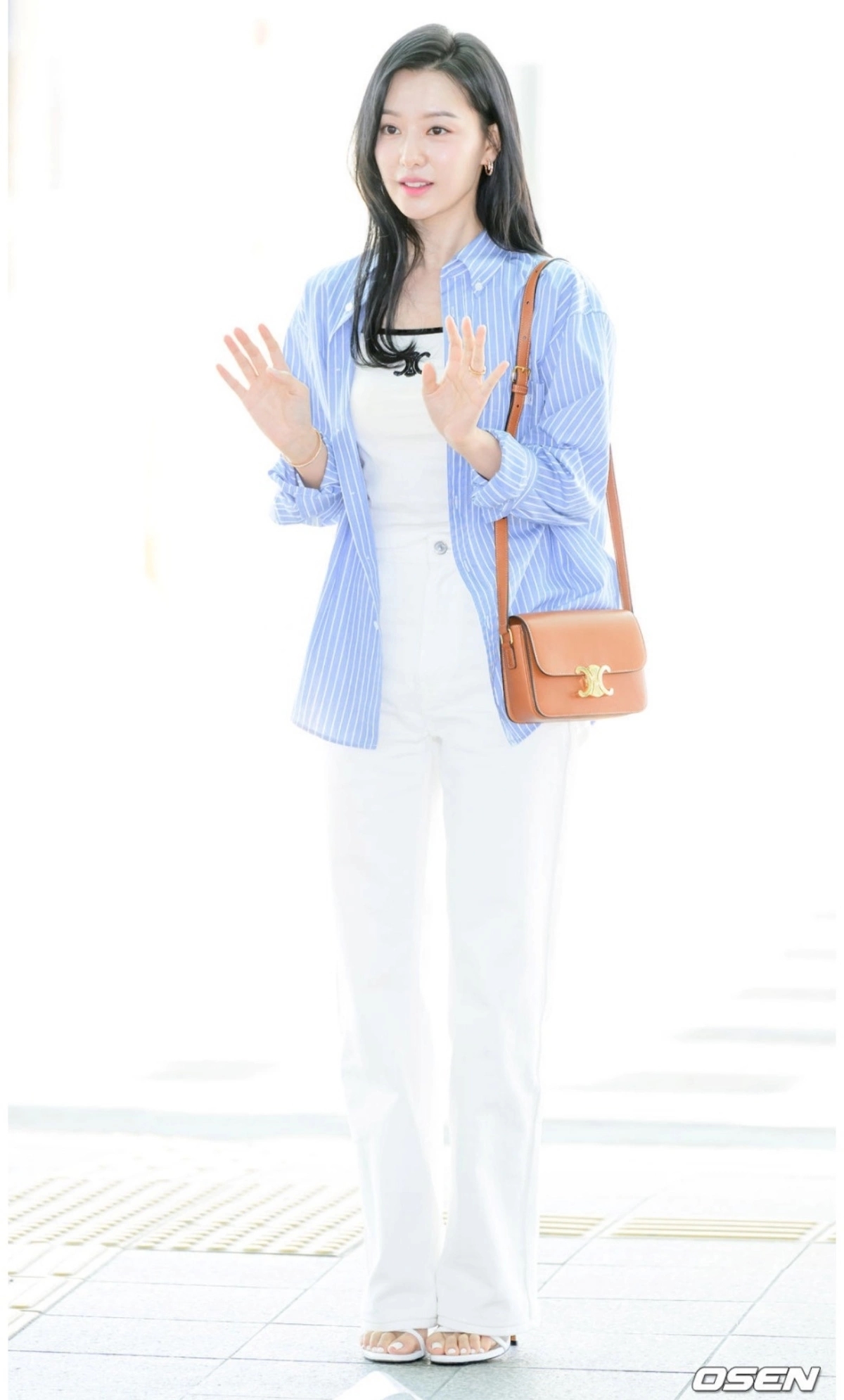 Kim Ji Won, gu thời trang, phong cách sân bay, sao Hàn mặc đẹp, sơ mi trắng, quần jeans