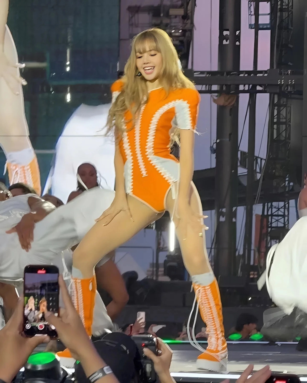 Lisa hở bạo, BlackPink Deadline, trang phục Lisa, concert BlackPink, Lisa bị chỉ trích