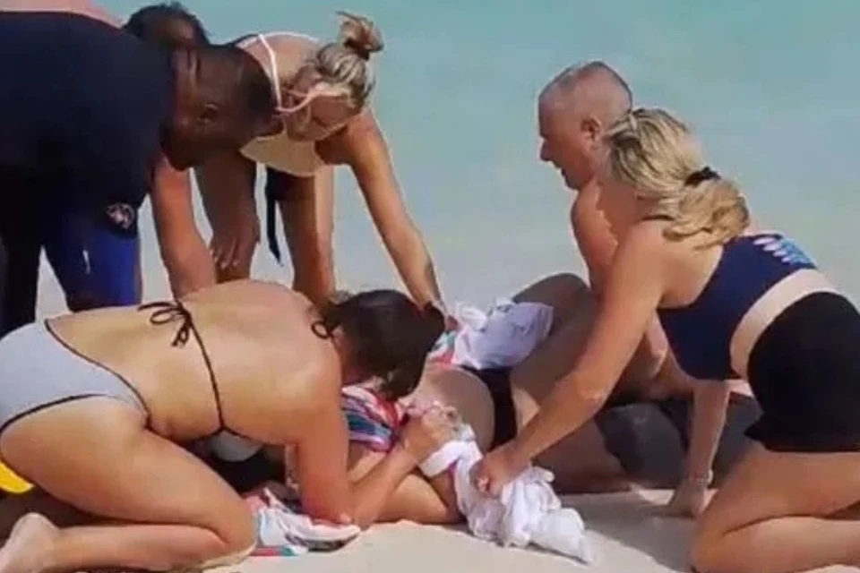 Cá mập tấn công, người phụ nữ Canada, mất hai tay, selfie với cá mập, Turks và Caicos
