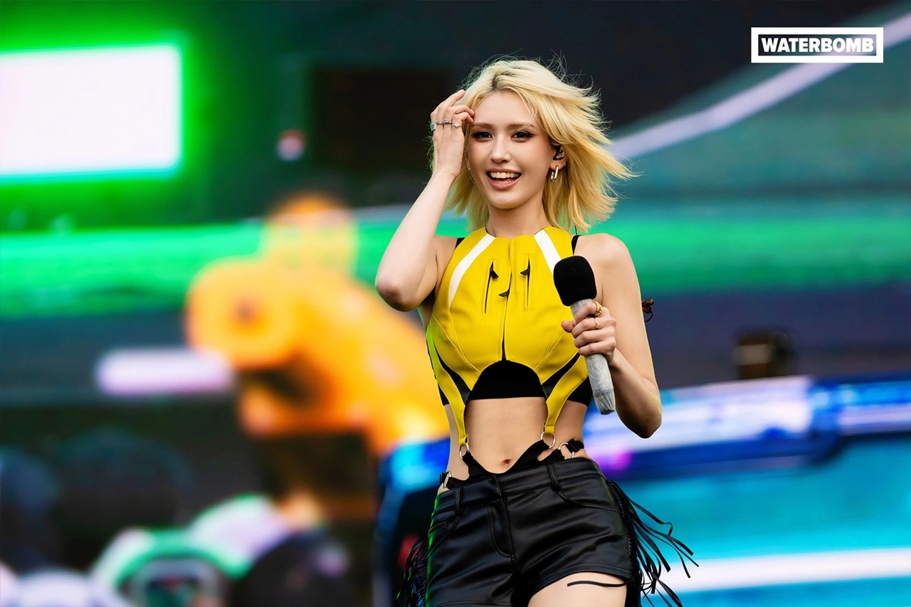 Jeon Somi, Waterbomb 2025, trang phục gợi cảm, Kpop, lễ hội nước
