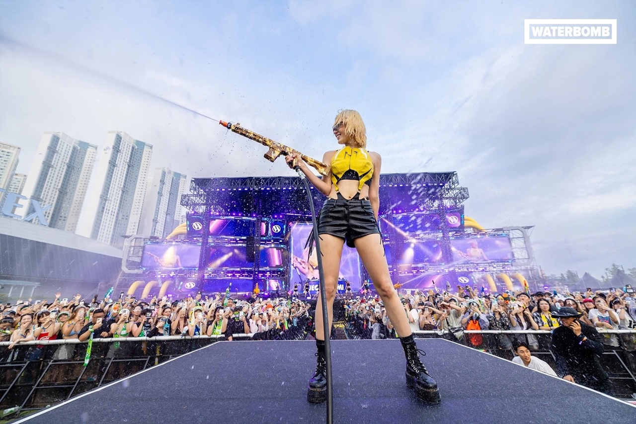 Jeon Somi, Waterbomb 2025, trang phục gợi cảm, Kpop, lễ hội nước