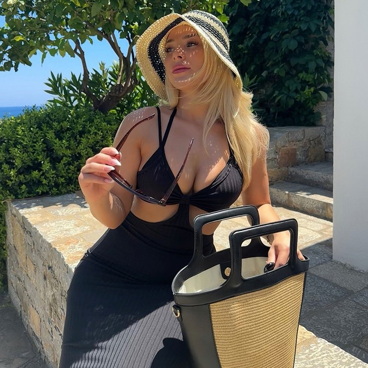 Madelene Wright, cầu thủ nữ, OnlyFans, triệu phú, bikini