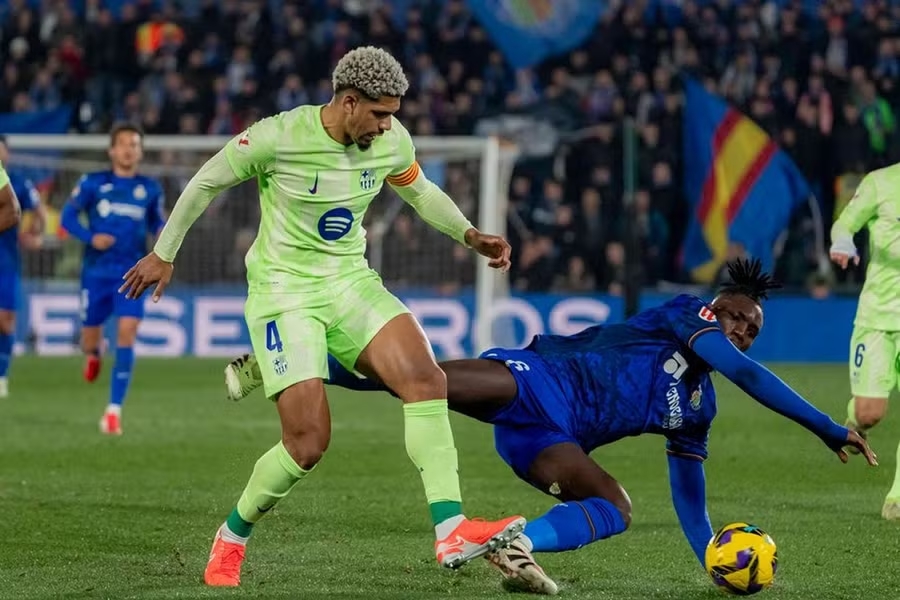 Araujo, Hansi Flick, Barcelona, chuyển nhượng Barca, Marcus Rashford