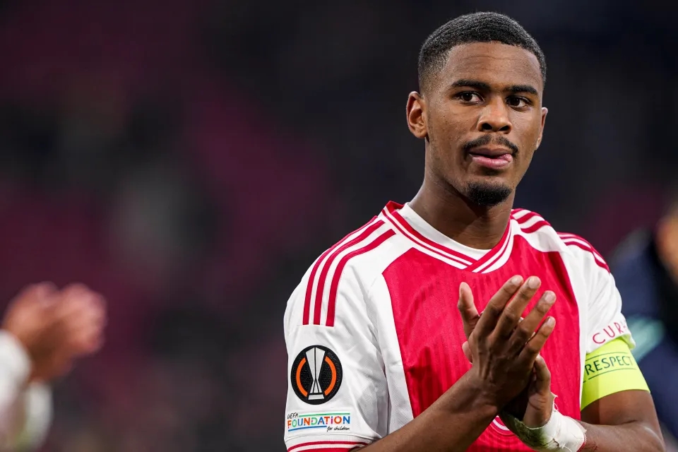 Chelsea chiêu mộ Jorrel Hato, Jorrel Hato Ajax, hậu vệ trẻ Ajax, chuyển nhượng Chelsea 2025, Chelsea Hato, Hato tới Chelsea