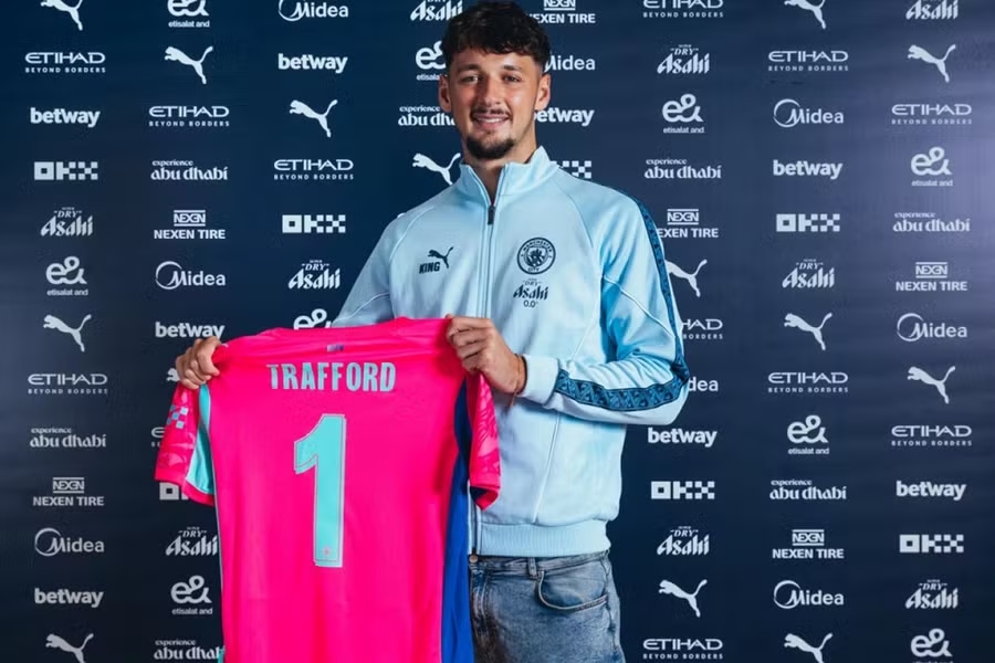 James Trafford, Man City, Manchester City, trở lại Man City, thủ môn người Anh, Burnley, chuyển nhượng 2025