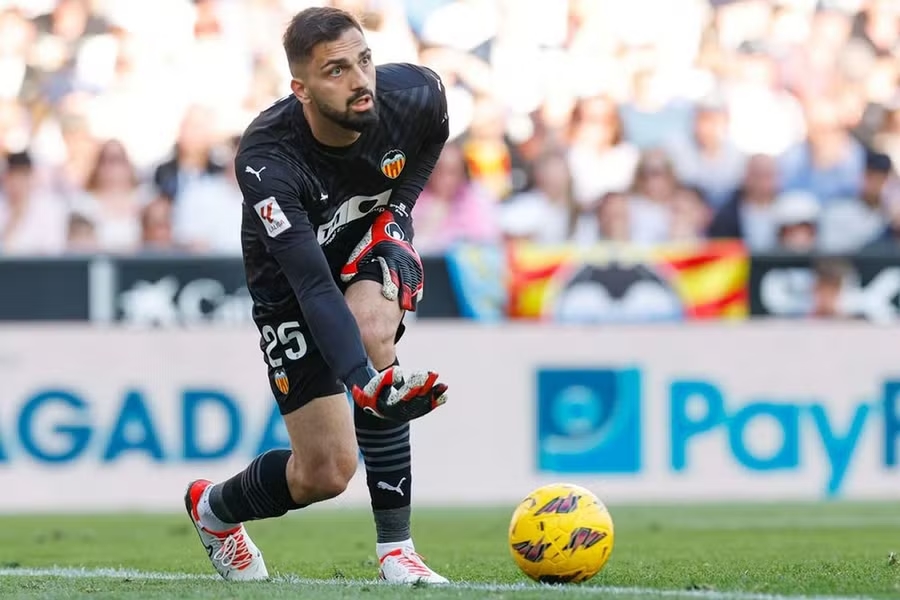 Mamardashvili, thủ môn trẻ hay nhất châu Âu, HLV Liverpool, Valero, Alisson