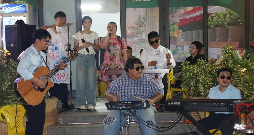TLai Band, ban nhạc khiếm thị, âm nhạc truyền cảm hứng, nghị lực sống, âm nhạc và ánh sáng, người khuyết tật biểu diễn, âm nhạc chữa lành