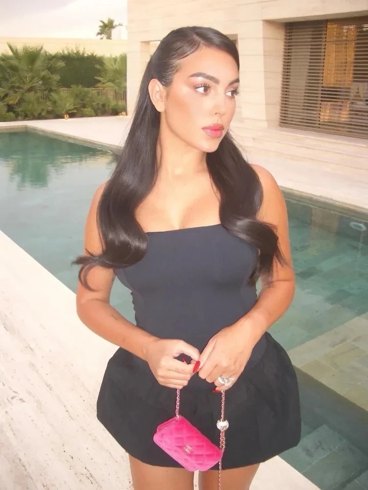 Georgina Rodriguez, bạn gái Ronaldo, váy ngắn, ảnh gợi cảm, Instagram