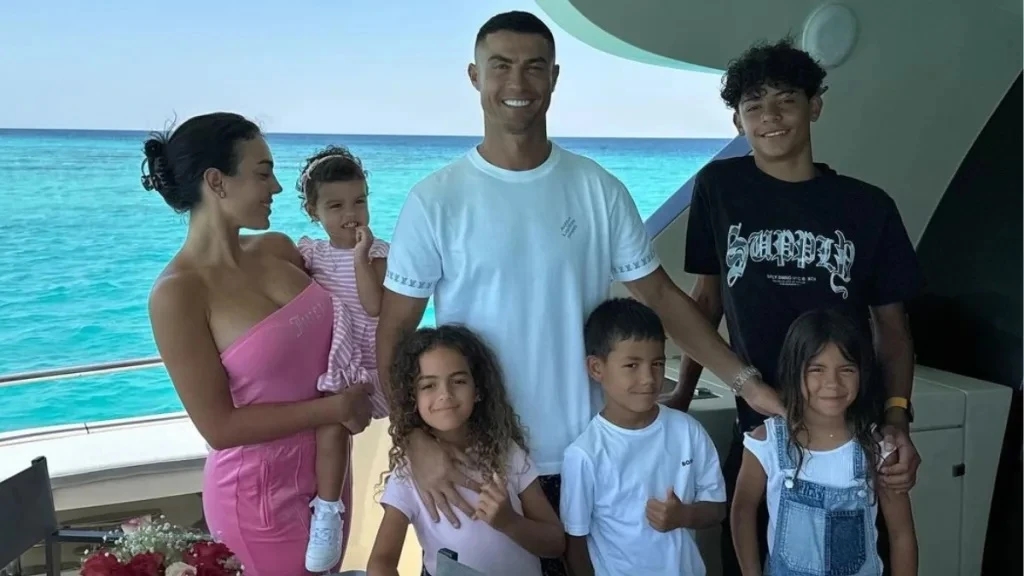 Georgina Rodriguez, bạn gái Ronaldo, váy ngắn, ảnh gợi cảm, Instagram