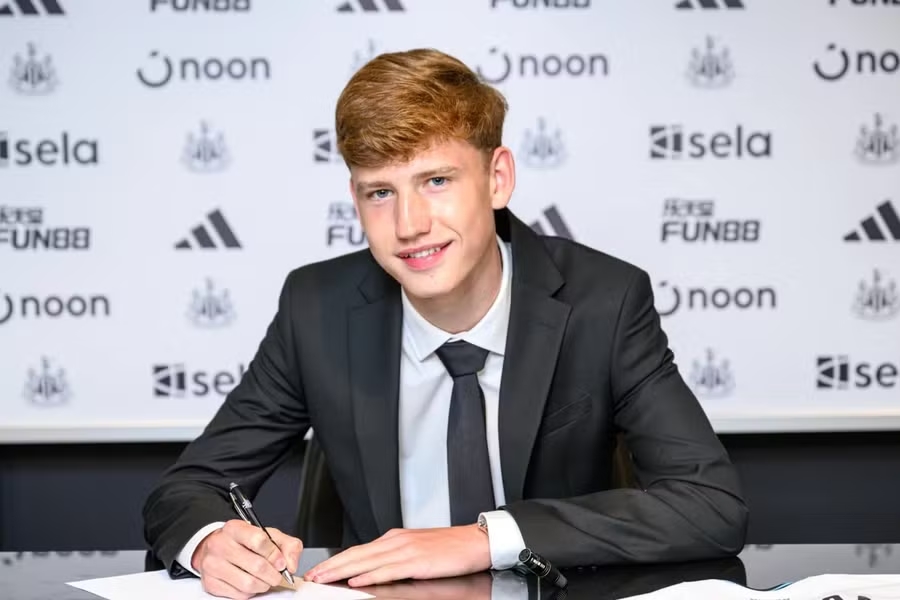 Isaac Moore, Newcastle, Liverpool, chuyển nhượng, học viện bóng đá