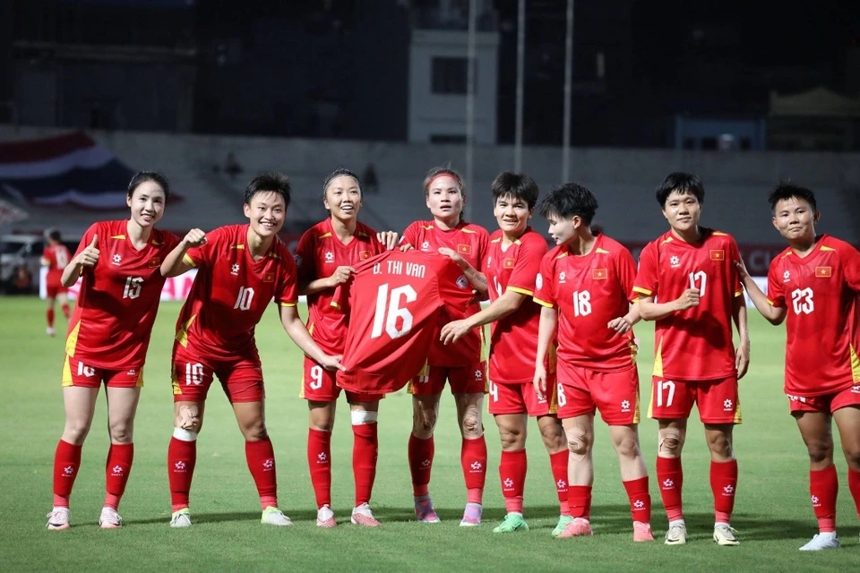 Tuyển nữ Việt Nam, AFF Cup nữ 2025, bóng đá nữ Việt Nam, Huỳnh Như, Thu Thảo, Thái Lan, bán kết AFF Cup, HLV Mai Đức Chung, ngôi đầu bảng A