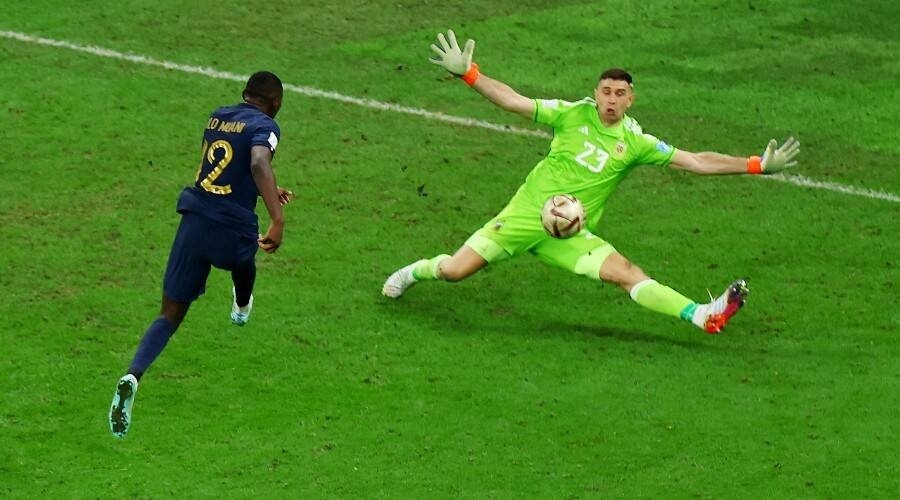 Aston Villa, Emiliano Martinez, chuyển nhượng, Premier League, Manchester United, Unai Emery, World Cup 2022