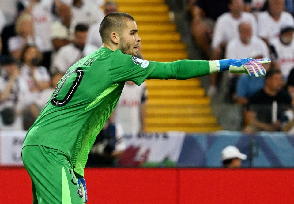 Lucas Chevalier, PSG, Donnarumma, Siêu cúp châu Âu, Tottenham, Luis Enrique, sai lầm thủ môn